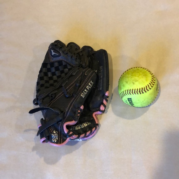 Mizuno Other - Mizuno Power Close softball glove and ball 11”